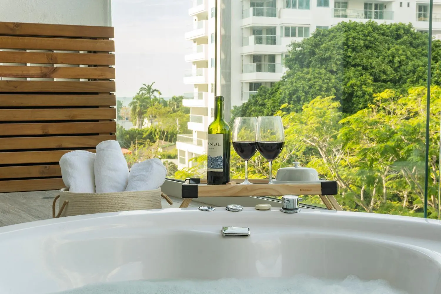 Dominique Cartagena, Beautiful 2 Bedroom Apartment  Cartagena