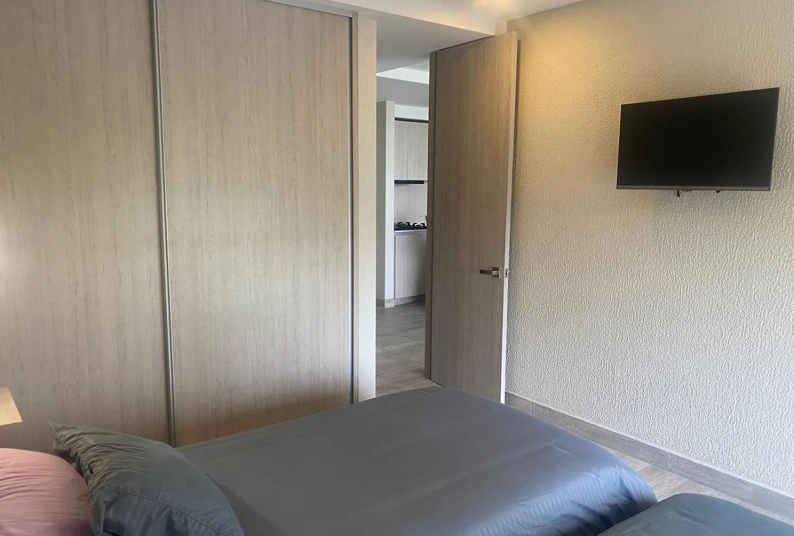 Dominique Cartagena, Beautiful 2 Bedroom Apartment