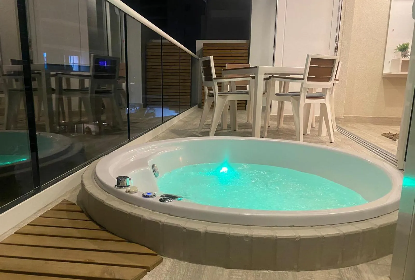 Dominique Cartagena, Beautiful 2 Bedroom Apartment